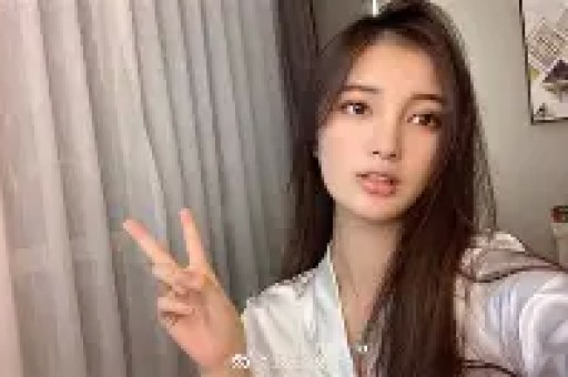 黄一鸣新男友首次露脸秀恩爱闪闪长得超像他回应与闺蜜的矛盾