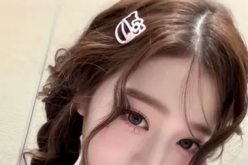15岁女孩在网红景点拍照时坠湖身亡；单亲妈妈工地扛钢管供女儿读书高考出分日母女相拥而泣；李思潼毕业发言冲上热搜