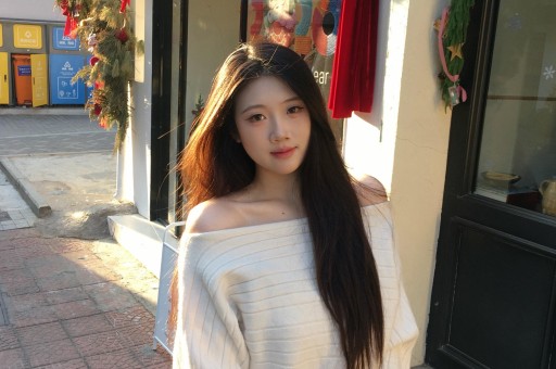 一位美丽时尚的妈妈和她的小女儿在浴室里玩耍